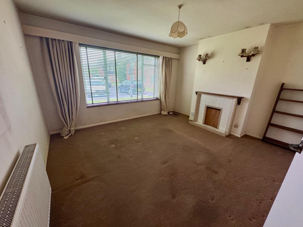Lot: 164 - GROUND FLOOR TWO-BEDROOM GARDEN FLAT WITH SHARE OF FREEHOLD - Living room